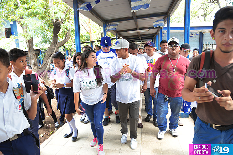 Rom&aacute;n "Chocolatito" Gonz&aacute;lez siembra un &aacute;rbol en el Instituto Ram&iacute;rez Goyena